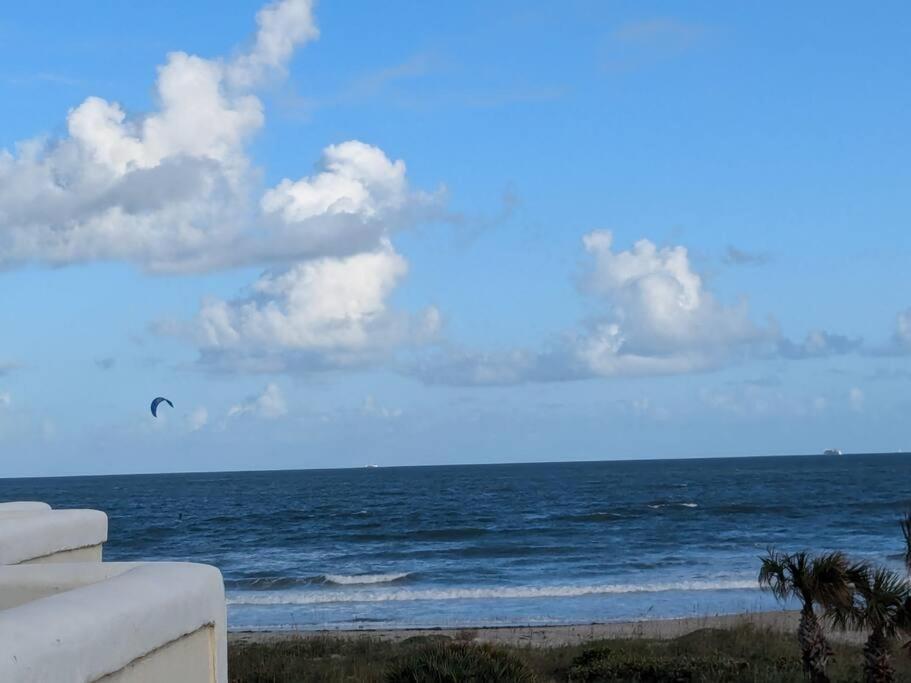 Oceanfront 2br2b, Ocean Views, Heated Pool,